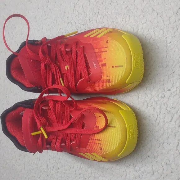 Adidas DON Issue 4 X Pixar The Incredibles Dash Kids 13k Youth Red basketball