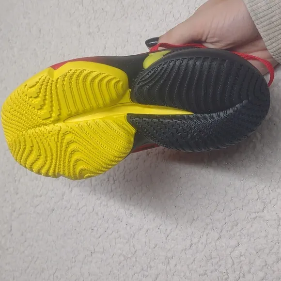 Adidas DON Issue 4 X Pixar The Incredibles Dash Kids 13k Youth Red basketball