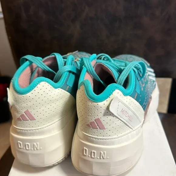 adidas Kids' D.O.N. Issue #4 Basketball Shoes: BLUE/OFF-WHITE: NEW IN BOX: SZ 7