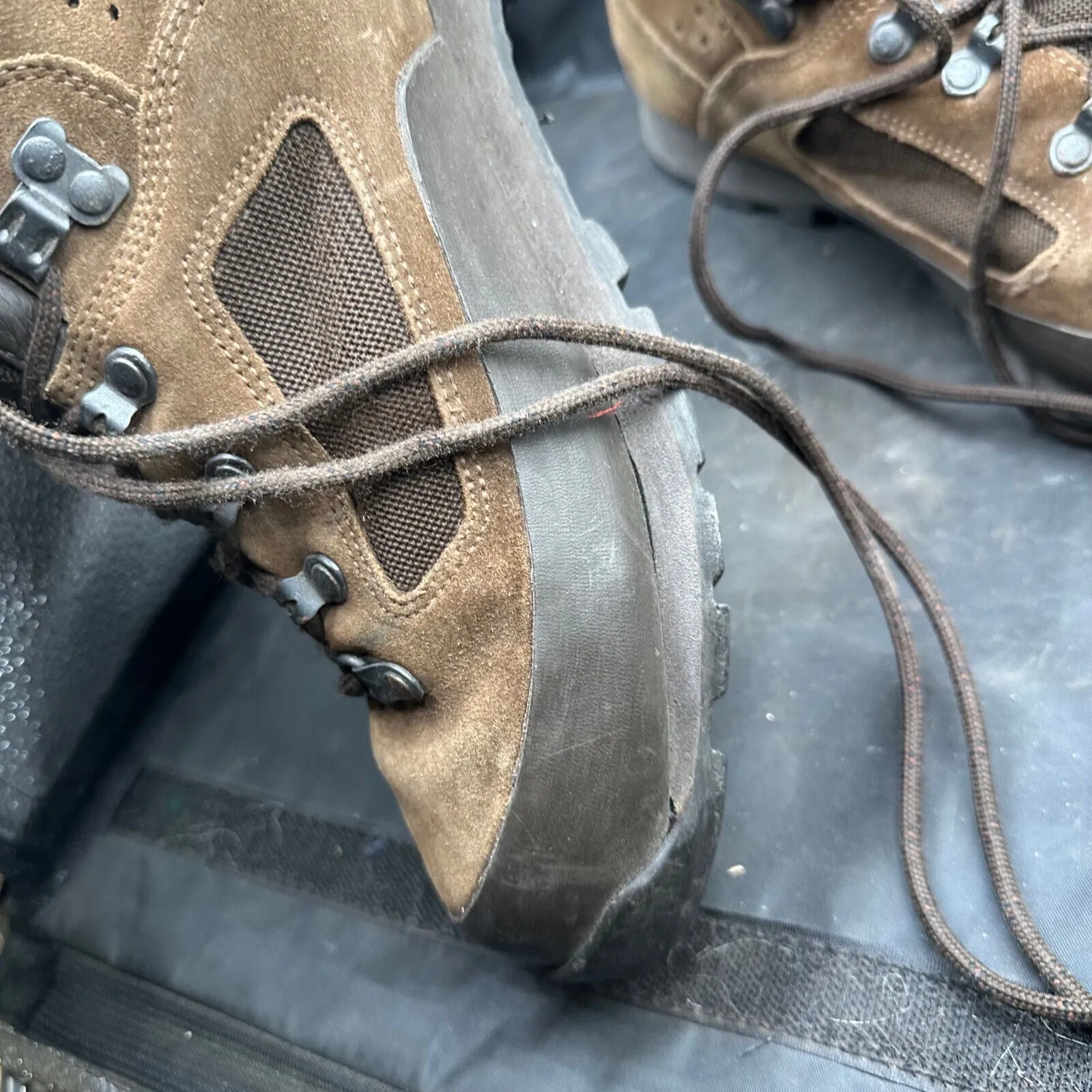 British Army Brown Leather Iturri High Top Combat Boots - Size EU 45 - UK 10M