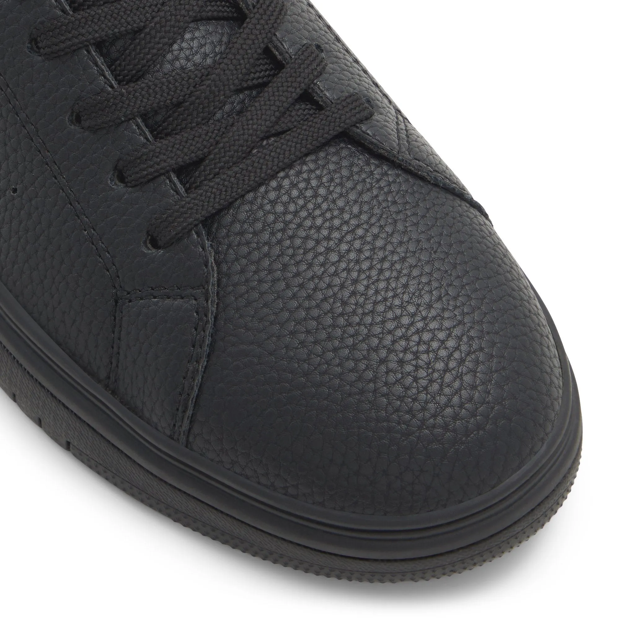 Newcomb / Sneakers