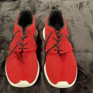 Nike Roshi red sneakers with black detail youth size 5